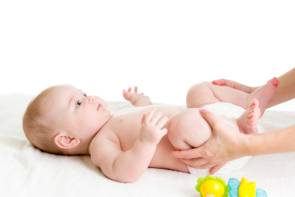 fisioterapia Bilbao Orekatik madre masajeando a bebé